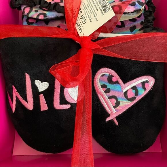 Wild Heart Slippers & Eye Mask Gift Set Size Medium 7-8 - Picture 3 of 4